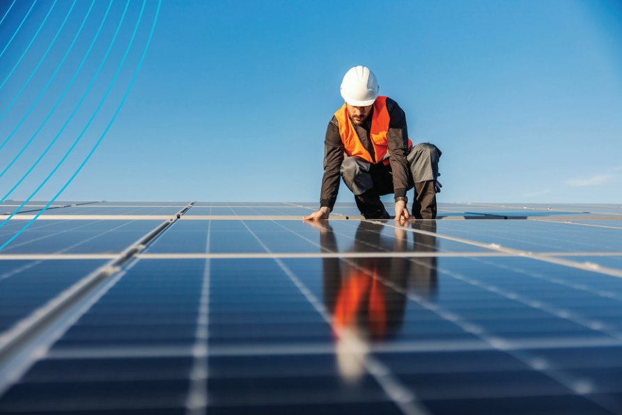 Profissional instalando painéis solares
